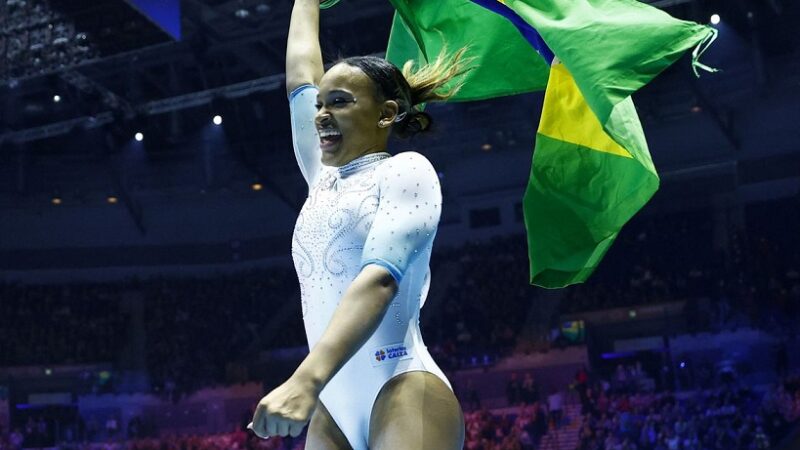 Rebeca Andrade é campeã mundial de ginástica artística em Liverpool