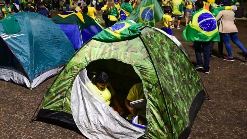 Bolsonaristas fazem vigília em frente ao QG do Exército em Brasília e preparam ato nesta quarta-feira (02)