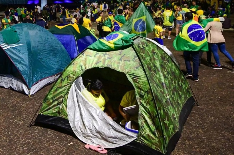 Bolsonaristas fazem vigília em frente ao QG do Exército em Brasília e preparam ato nesta quarta-feira (02)