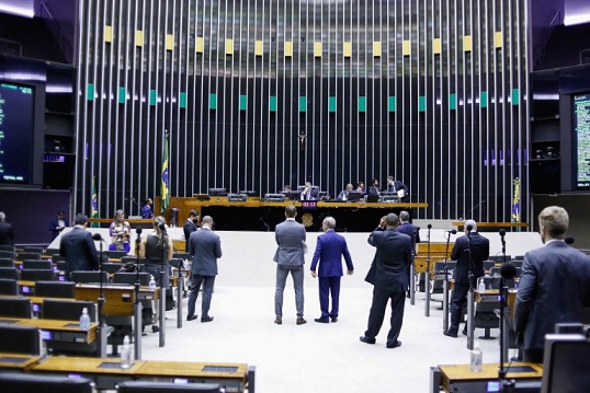 Câmara dos Deputados aprova urgência para projeto que pode ser opção para custear piso dos enfermeiros