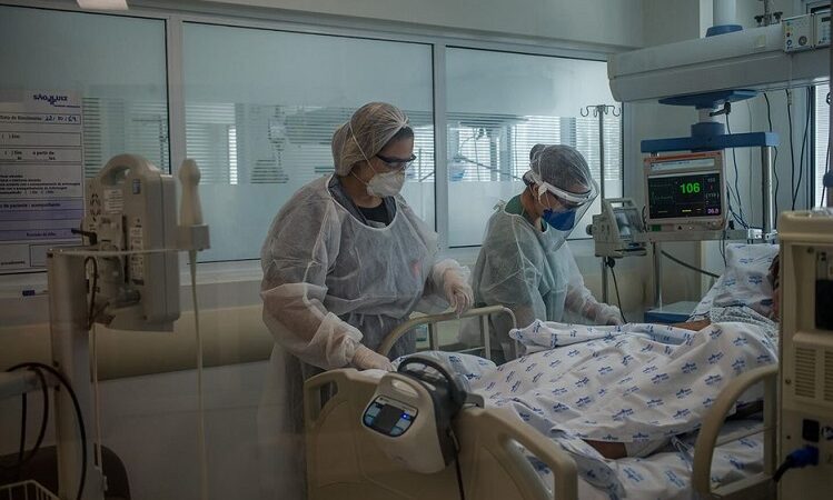 Idosos e atrasados da vacina são maioria entre os hospitalizados por Covid, dizem médicos