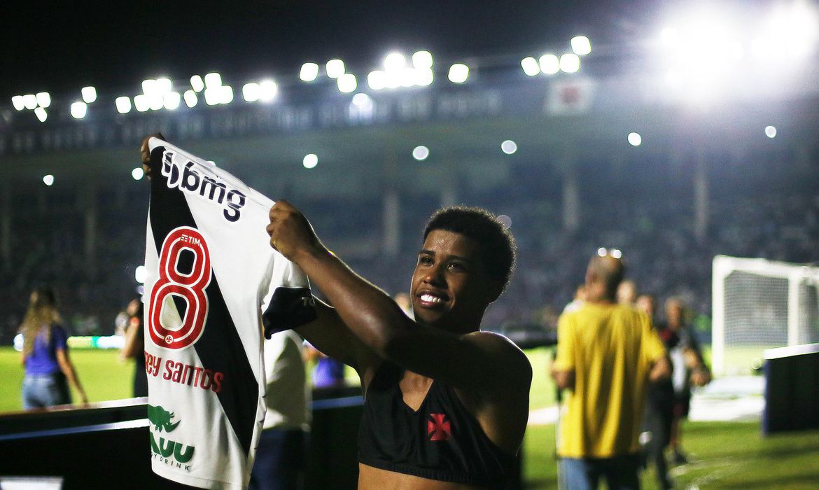 Vasco confirma ida do jovem volante Andrey Santos para o Chelsea