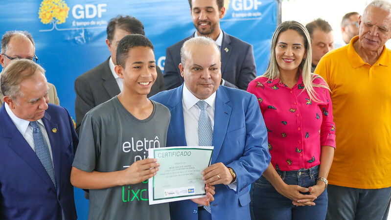 GDF entrega mil computadores a laboratórios de escolas públicas