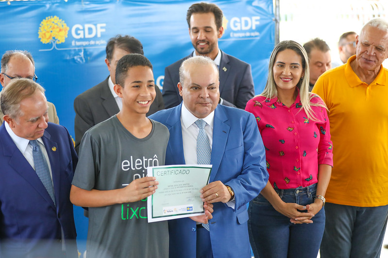 GDF entrega mil computadores a laboratórios de escolas públicas