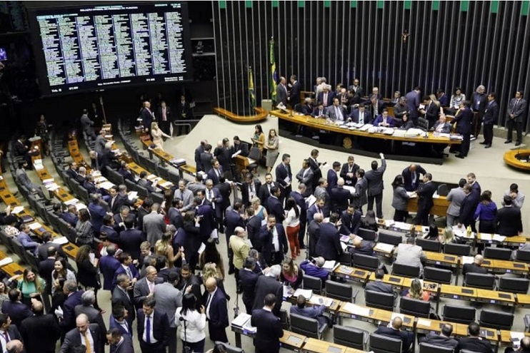 Big Techs e mais de 100 deputados pressionam para adiar votação do Projeto das Fake News