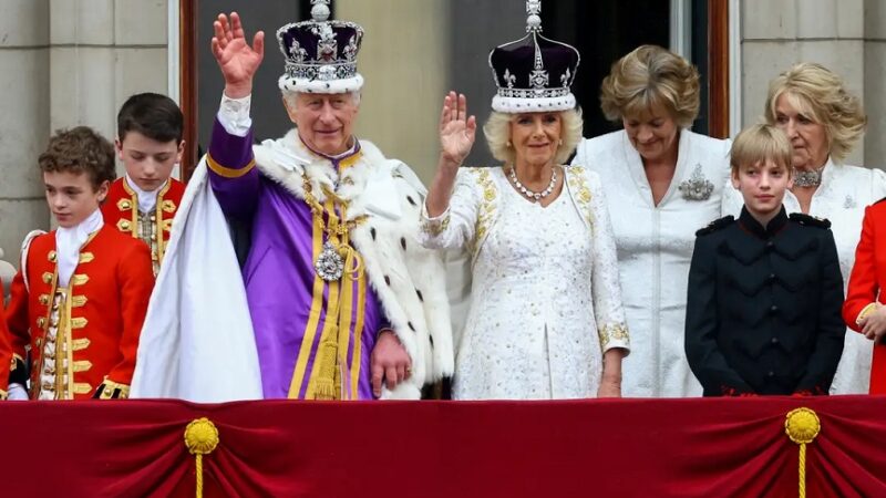 Rei Carlos III é coroado na Abadia de Westminster em Londres