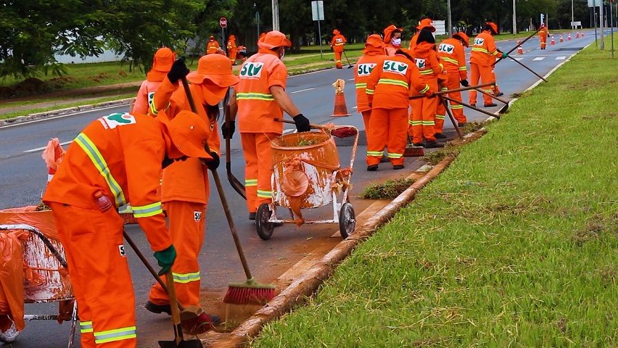 Dia do Gari: Sem coleta de lixo na próxima terça (16), veja como manter a cidade limpa