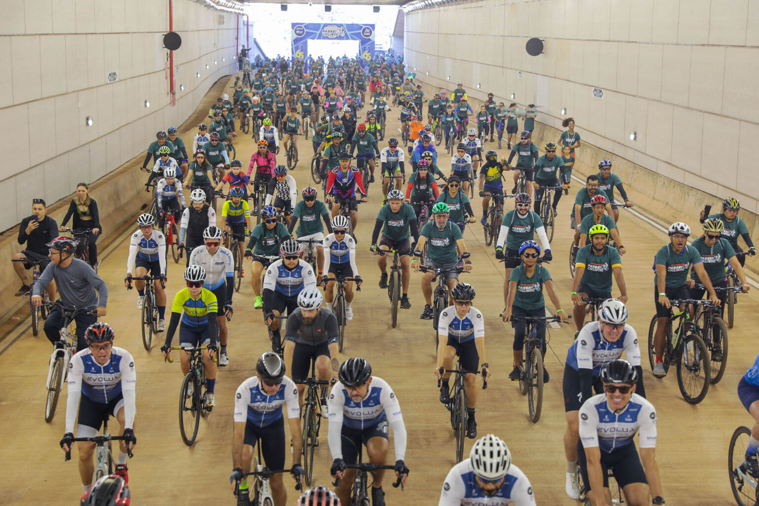 Túnel Rei Pelé recebe 500 pessoas em passeio ciclístico