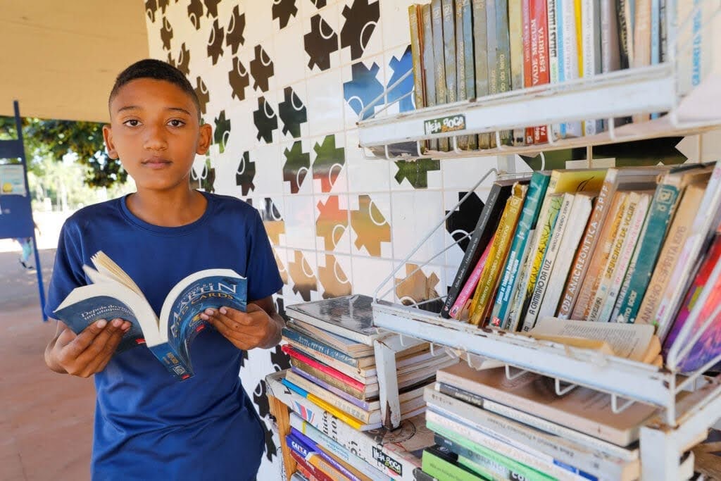 Adolescente de 11 anos monta minibiblioteca pública no Parque da Cidade