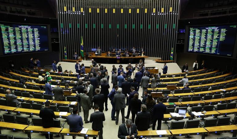 Câmara dos Deputados aprova projeto que prevê prisão de até 4 anos para quem discriminar políticos