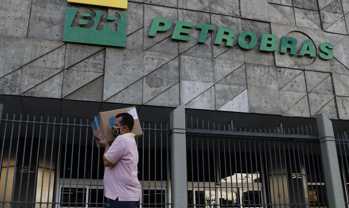 Petrobras reduz preço da gasolina em 4,66% para distribuidoras 