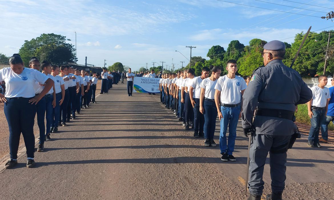 Governo federal vai encerrar programa de escolas cívico-militares