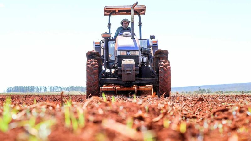 Curso de tratorista capacita produtores rurais do DF