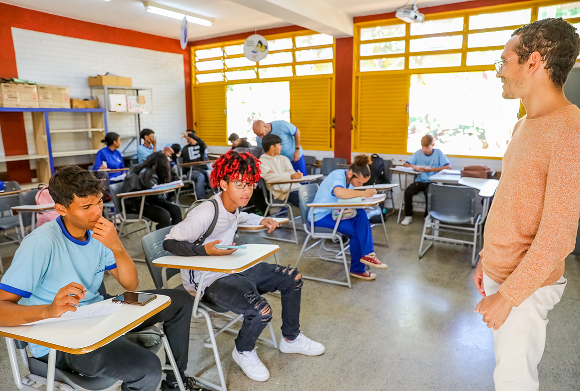 Escola pública bilíngue abre horizontes de 400 alunos