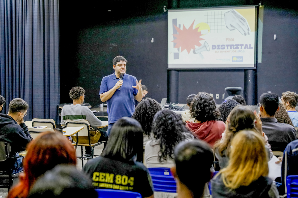 Estudantes da rede pública colaboram com o Plano Distrital da Juventude