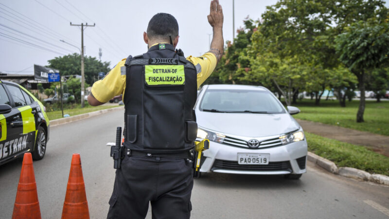 Com 67% dos veículos sem licenciamento, GDF alerta para regularização