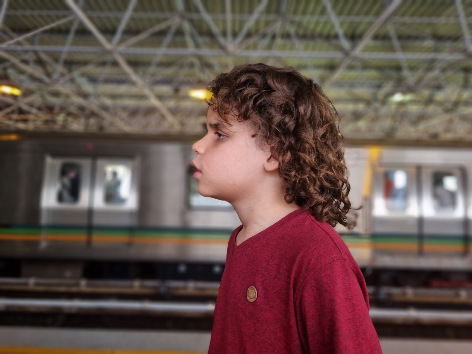 Menino cego e autista transforma os sons do metrô em notas musicais