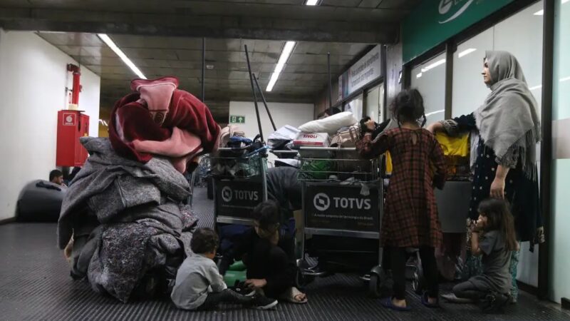 Mais de 140 afegãos estão acampados em aeroporto de São Paulo