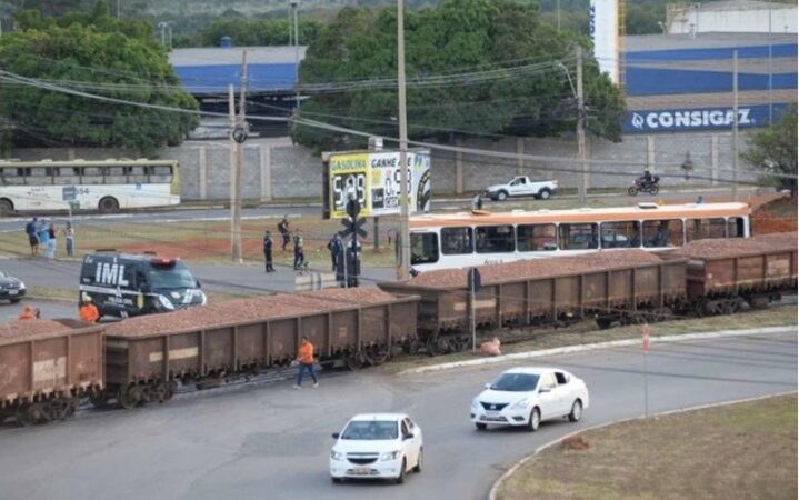 Mulher morta após colisão entre trem e ônibus teve corpo dilacerado