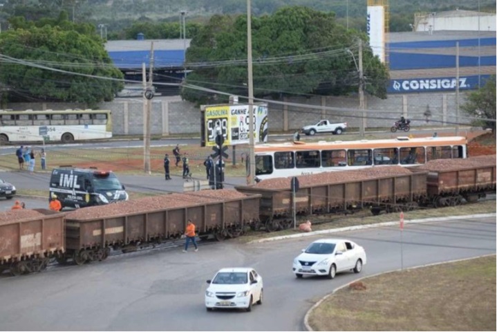 Mulher morta após colisão entre trem e ônibus teve corpo dilacerado