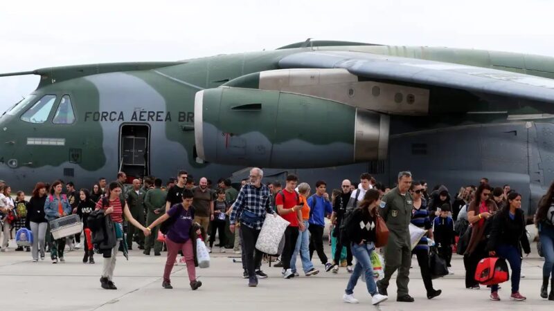 Voo para resgate de mais brasileiros em Gaza decola para o Egito