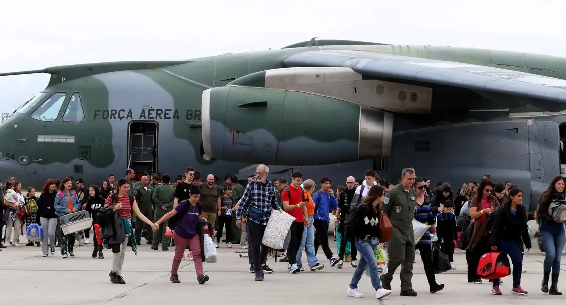 Voo para resgate de mais brasileiros em Gaza decola para o Egito