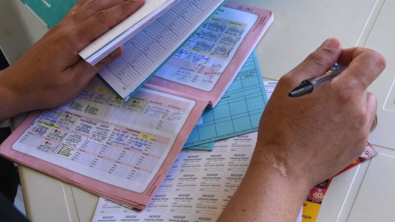 Idosos recebem reforço da bivalente em 30 locais no fim de semana