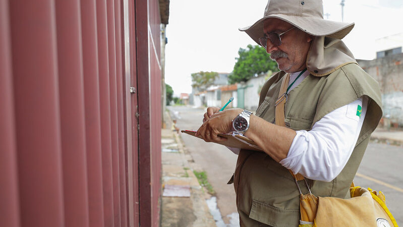 Guerra contra o Aedes Aegypti: O trabalho porta a porta dos agentes de combate à dengue