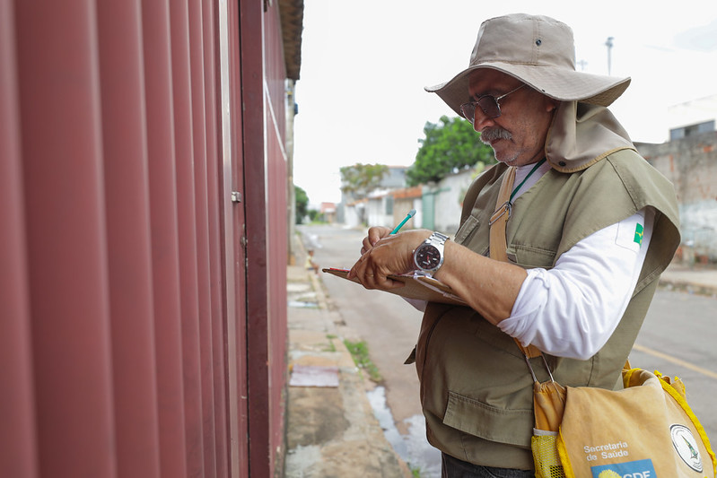 Guerra contra o Aedes Aegypti: O trabalho porta a porta dos agentes de combate à dengue