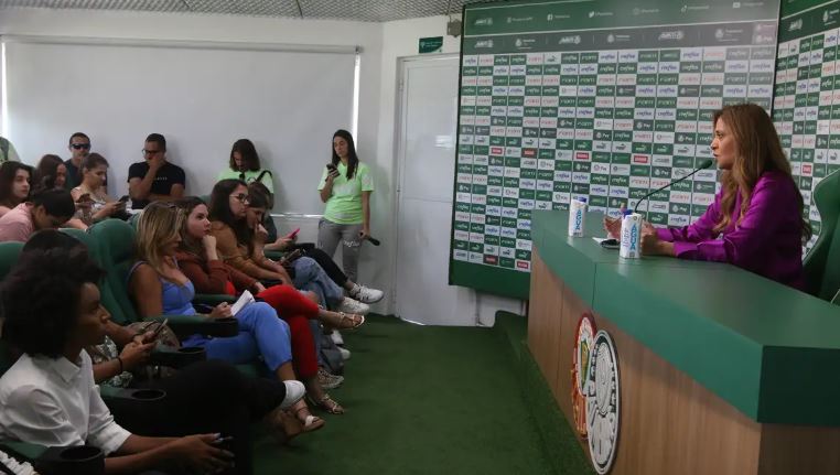 Palmeiras anuncia Abel Ferreira até 2025 em coletiva só para mulheres