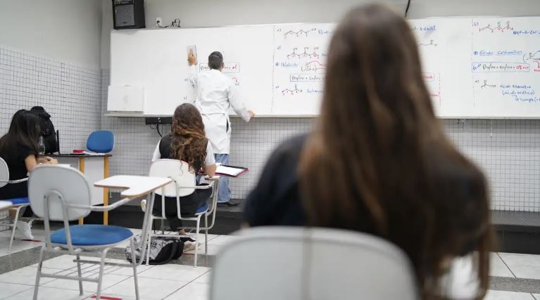 Alunos do Ensino Médio podem receber bolsa a partir de março