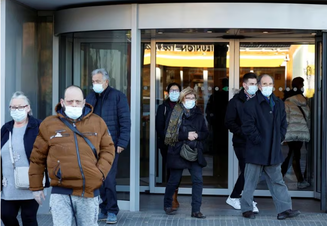 Com aumento da Covid na Europa, Espanha considera tornar obrigatório uso de máscara em hospitais