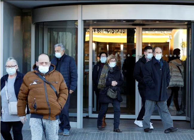 Com aumento da Covid na Europa, Espanha considera tornar obrigatório uso de máscara em hospitais