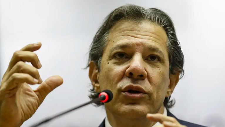 Haddad testa positivo para covid-19