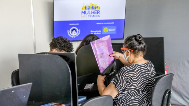 Ação leva atendimento médico, jurídico e cursos a mulheres em Santa Maria