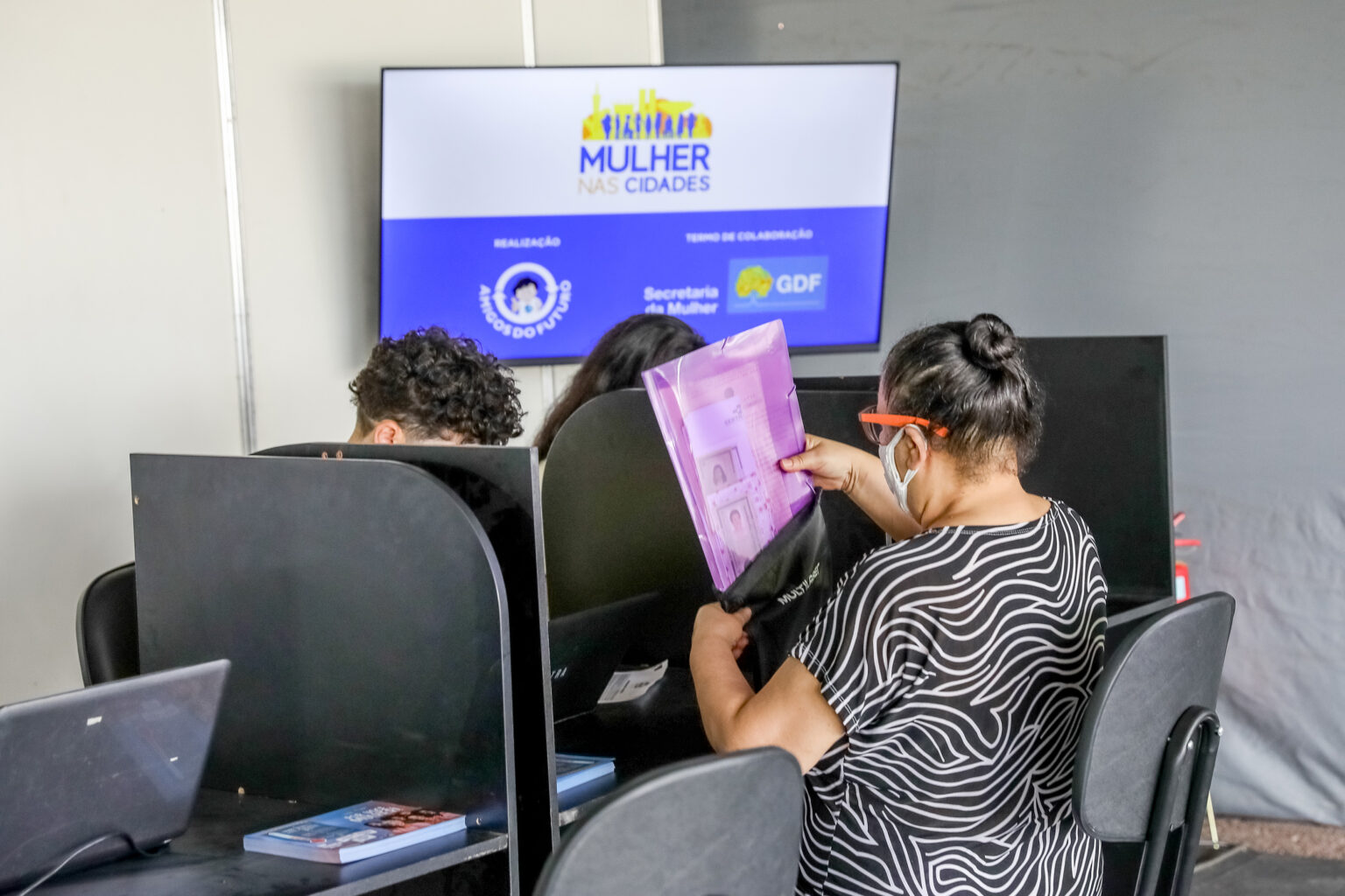 Ação leva atendimento médico, jurídico e cursos a mulheres em Santa Maria