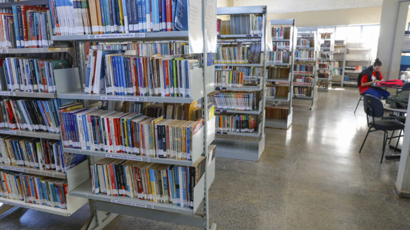 Livros didáticos têm sobrevida nas bibliotecas públicas do DF