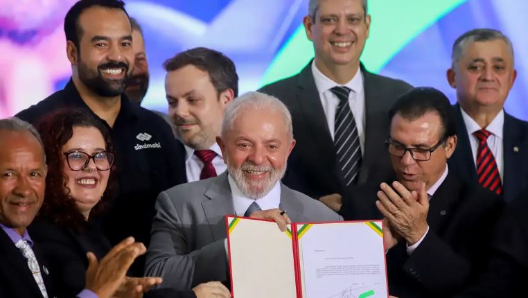 Lula assina projeto que regula atividade de motoristas de aplicativo