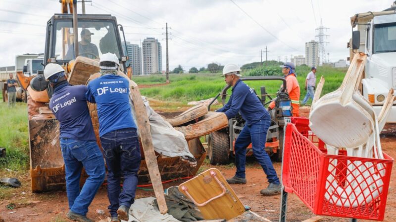 Operação desobstrui área pública ocupada irregularmente em Taguatinga