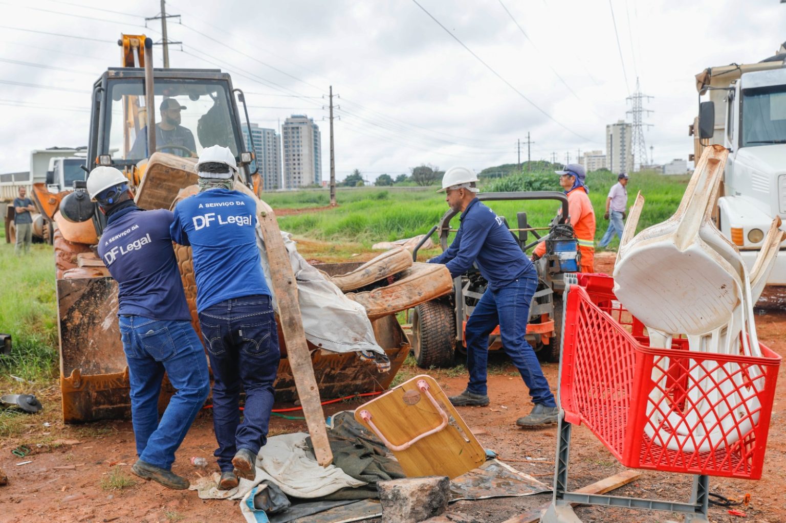 Operação desobstrui área pública ocupada irregularmente em Taguatinga