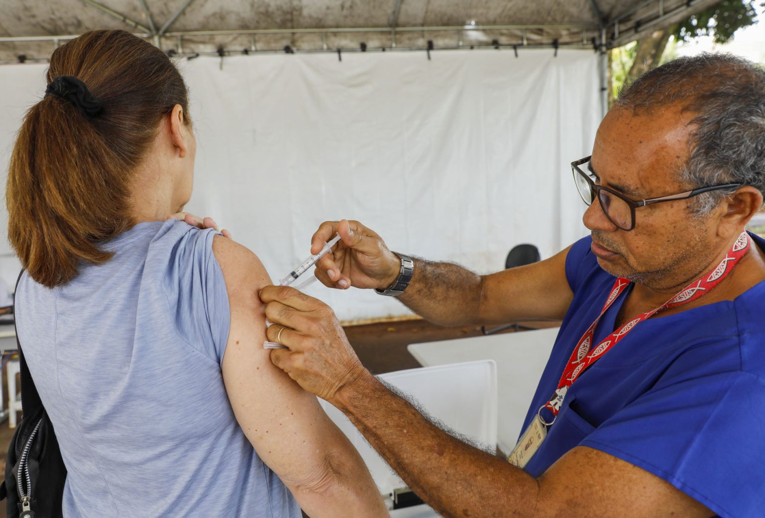 Grupo prioritário deve se vacinar contra covid-19 e influenza no DF