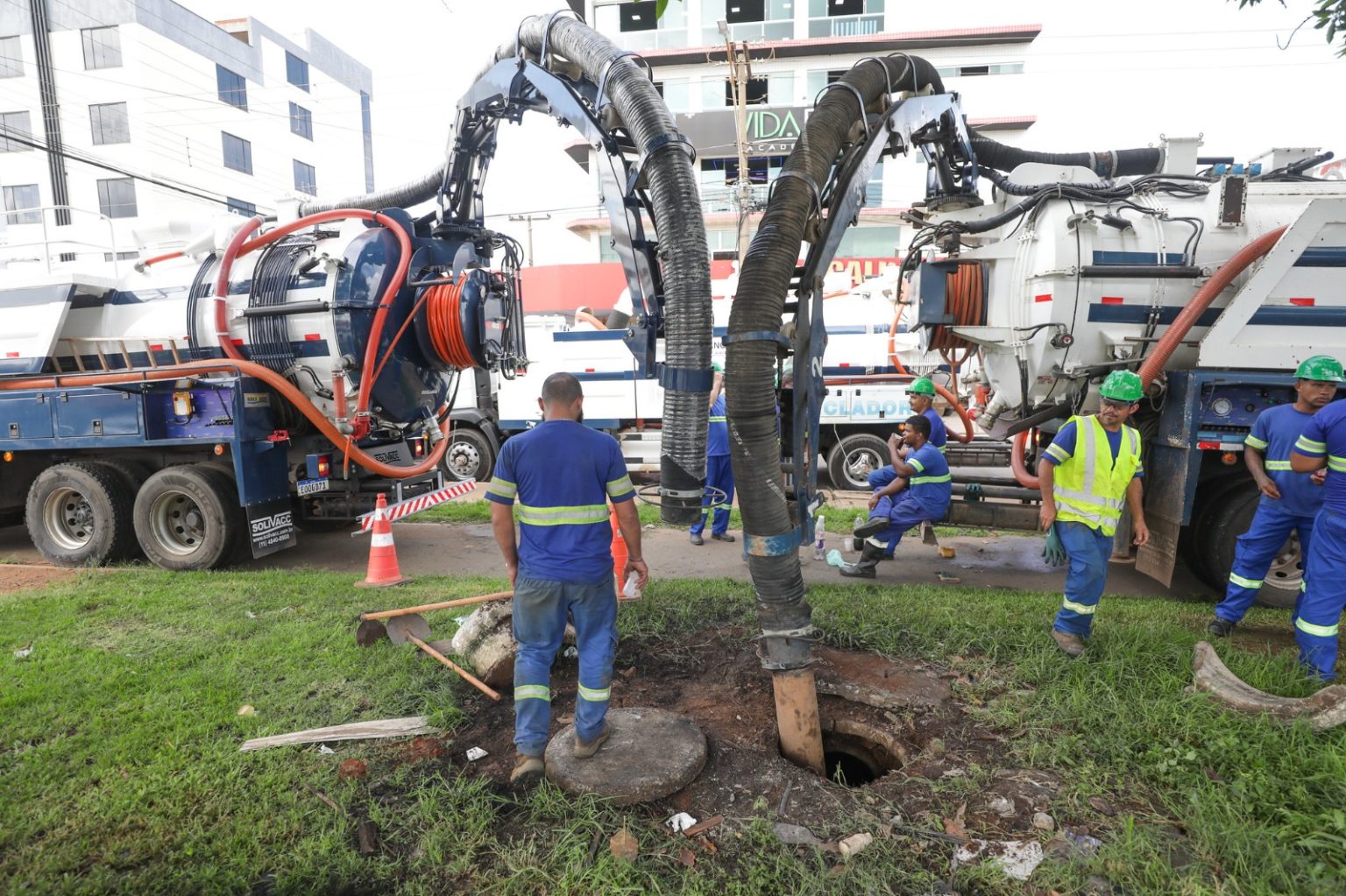 Quase 18 mil toneladas de resíduos são retiradas de galerias pluviais do DF em dois meses