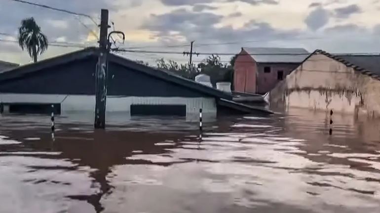 Nível da água não baixa e mais bairros de Porto Alegre ficam alagados