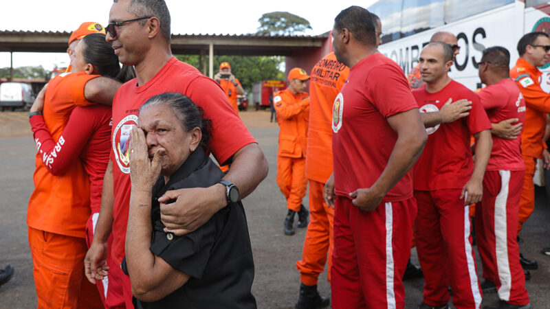 Bombeiros do DF que atuaram em missão humanitária no RS retornam a Brasília