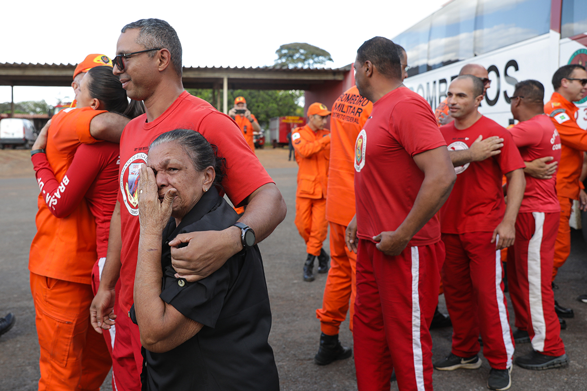 Bombeiros do DF que atuaram em missão humanitária no RS retornam a Brasília