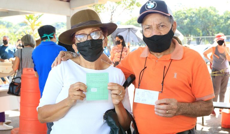 Nova vacina contra a covid-19 começa a ser aplicada nesta quarta (15)