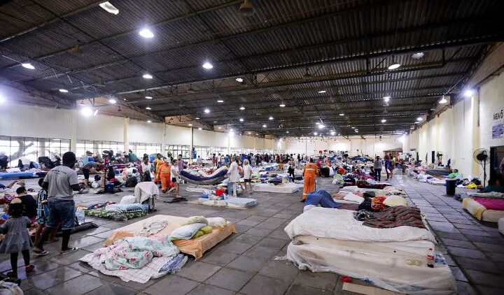 Um ano após enchentes, cerca de 380 pessoas seguem em abrigos no RS