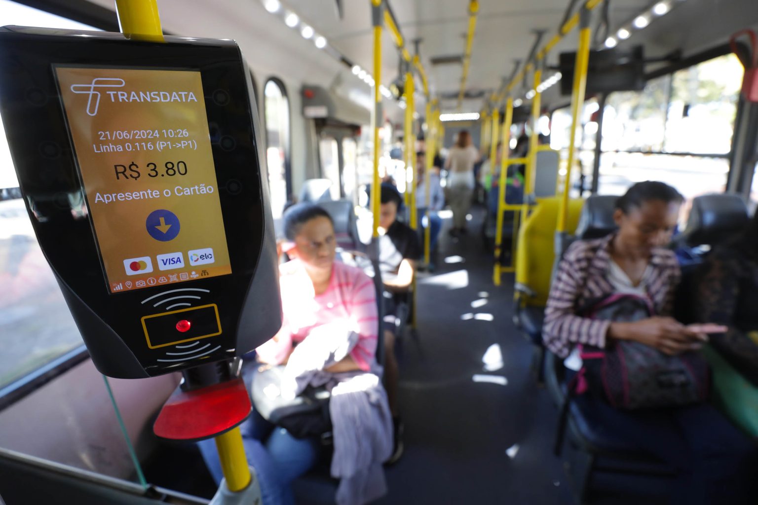 Mais de mil ônibus do DF já aceitam cartões de crédito e débito como forma de pagamento