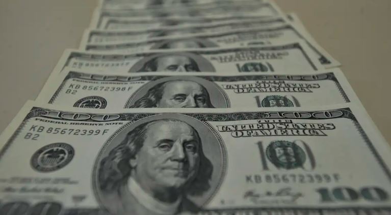 Dólar sobe para R$ 5,58 e fecha semestre com alta de 15,15%