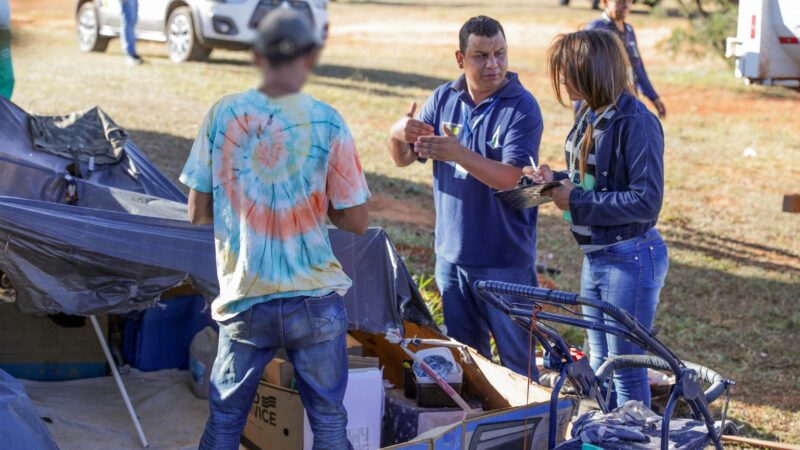 Pessoas em situação de rua recebem oferta de acolhimento em ação coordenada do GDF